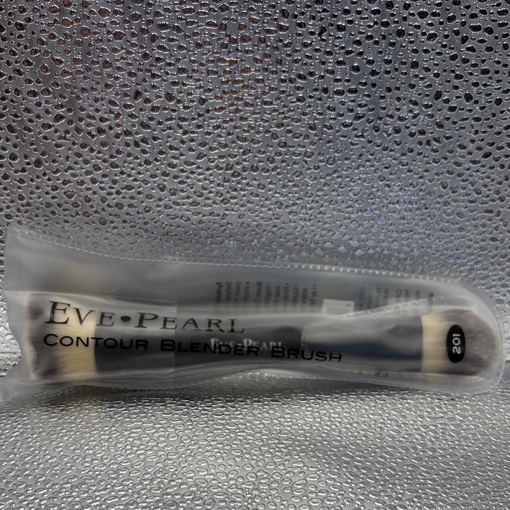 Eve Pearl Contour Blender Brush - Black new in original packaging.